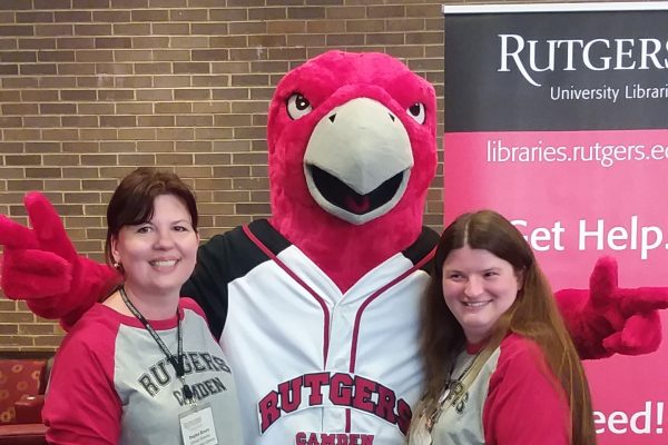 librarians with mascot