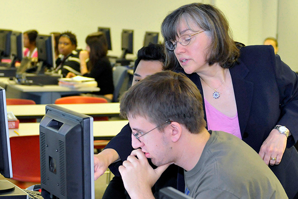 Bobbie Tipton assisting a student.